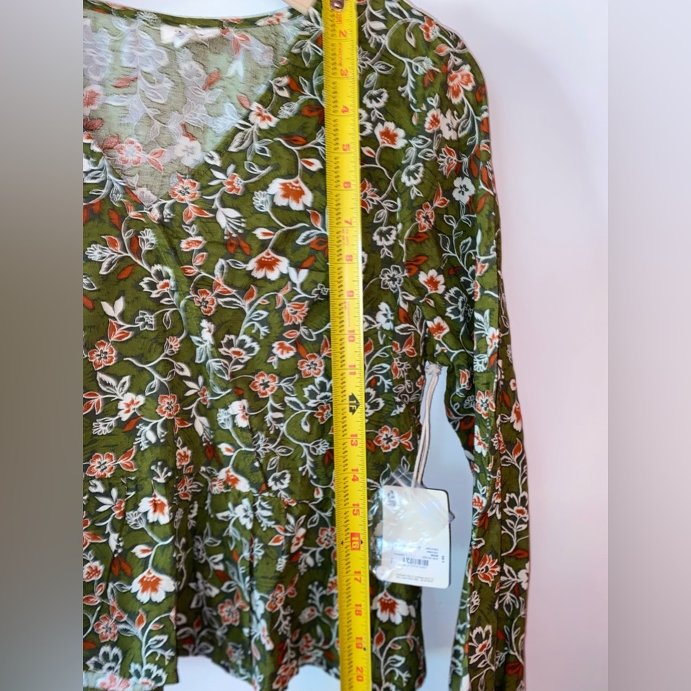 -a.n.a Estie Floral Green V-Neck Blouse - Picture 5 of 11